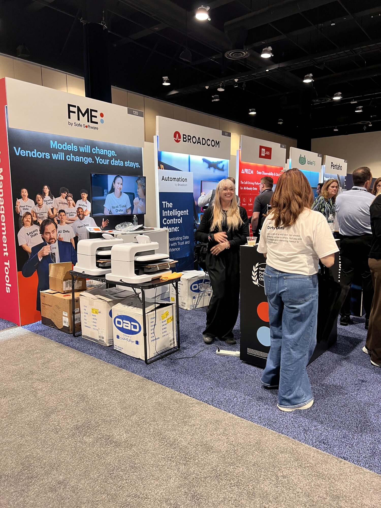 Live Tote Booth at an Orlando Trade Show — live printing by Merch Troop